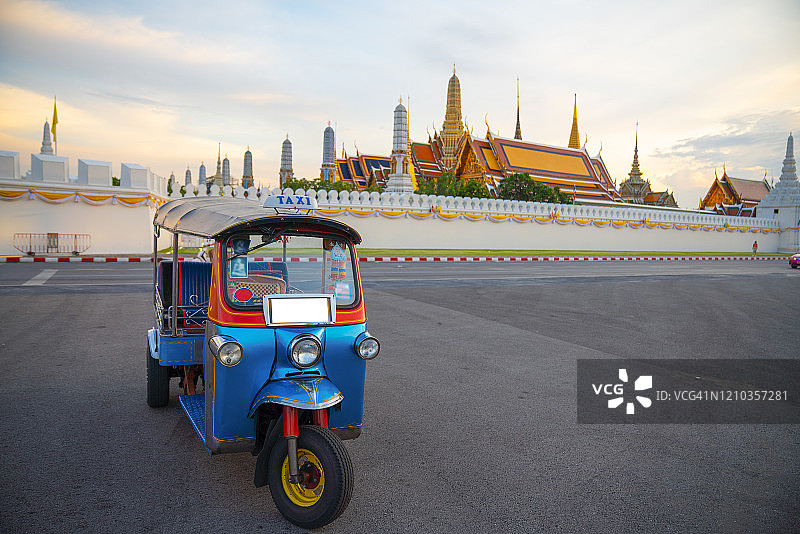 停靠在泰国曼谷玉佛寺前的嘟嘟车图片素材