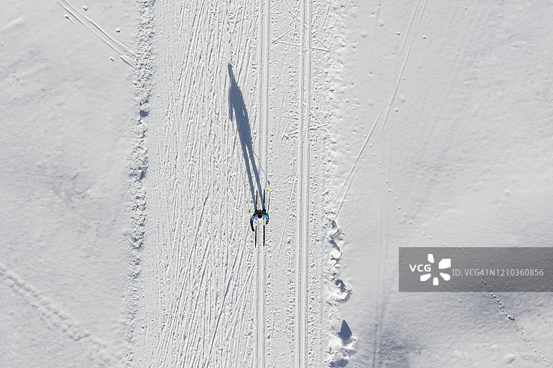 越野滑雪女子航拍图片素材