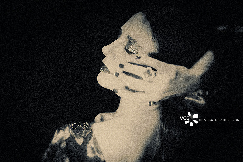 神秘的弗拉门戈舞者肖像图片素材