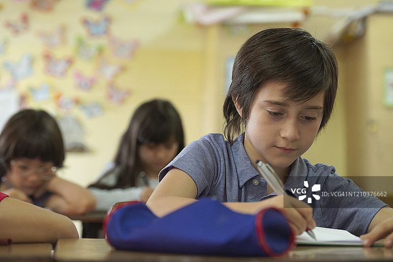 开学第一天，既专注又快乐图片素材