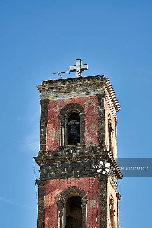 古城赫库兰尼姆的老塔楼教堂和一个小广场特写，意大利坎帕尼亚图片素材