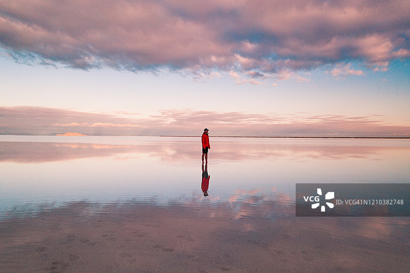 一人站在美国犹他州被洪水淹没的博纳维尔盐滩上图片素材