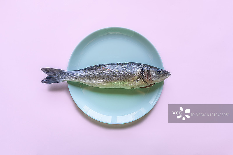 盘装新鲜海鲈鱼图片素材
