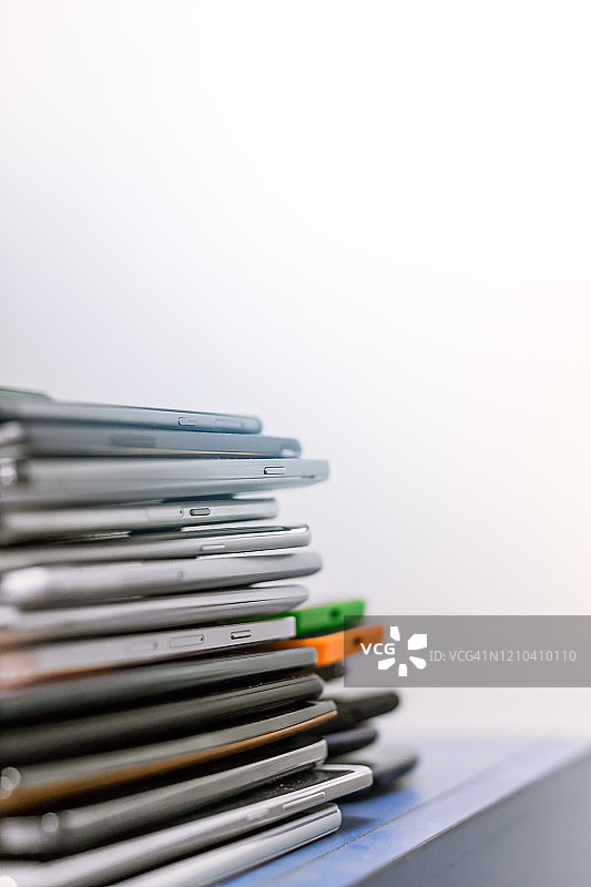 堆叠的智能手机图片素材