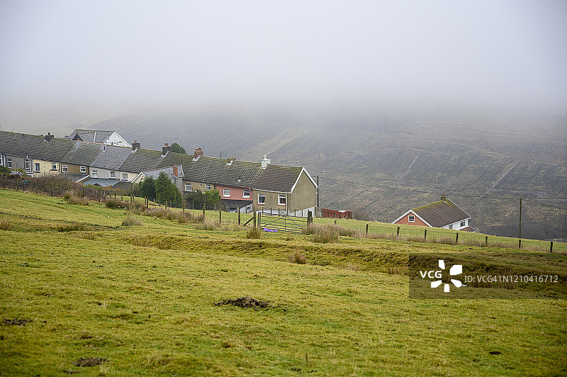 雾蒙蒙的山村房屋图片素材