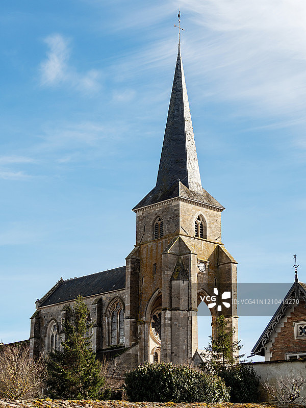 法国圣萨宾圣马丁教堂的壮丽钟楼图片素材