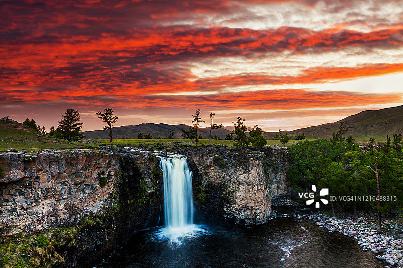 日落时分，蒙古的乌兰察布甘，鄂尔浑瀑布。图片素材