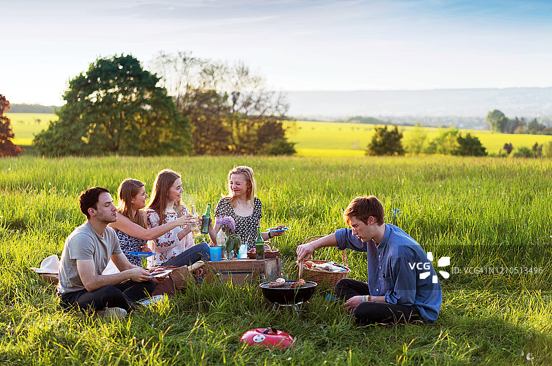 朋友聚会烧烤图片素材