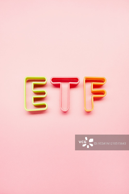 粉色背景上的ETF字母高角度景观图片素材