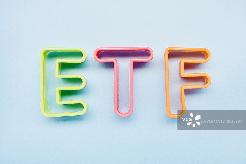 蓝色背景上的ETF字母高角度视图，股票投资的象征图片素材