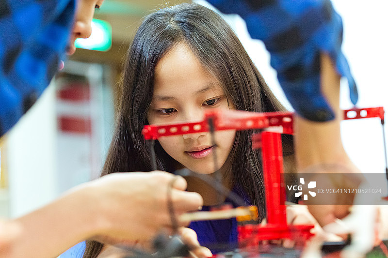 学生们在课堂上荡链条秋千图片素材