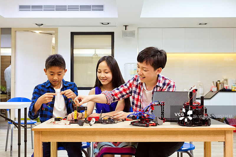学生们在课堂上一起研究电子产品图片素材