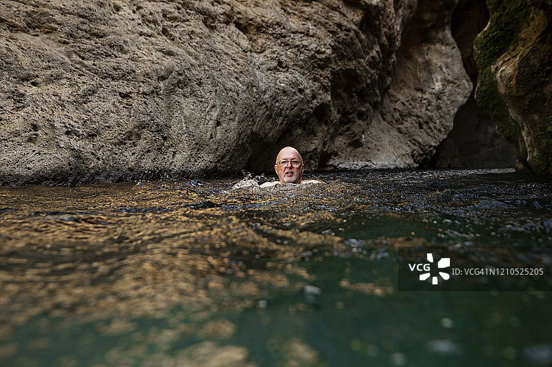 年长的男人在洞穴里游泳图片素材