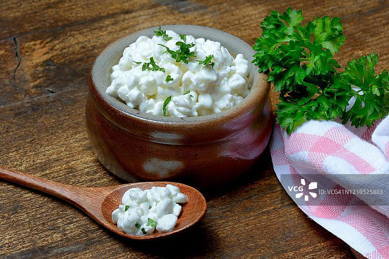 德国，黏土碗里的欧芹奶油奶酪图片素材