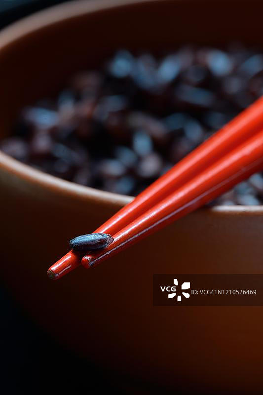 筷子夹着的黑米饭，德国图片素材