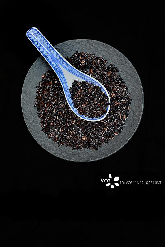 黑米饭配勺子（黑色盘子），德国图片素材