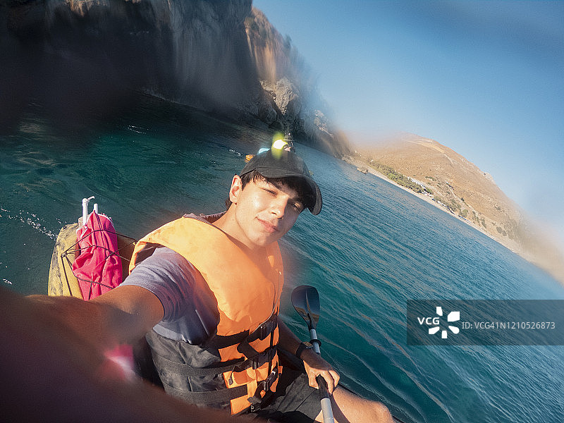 在海中划皮划艇图片素材