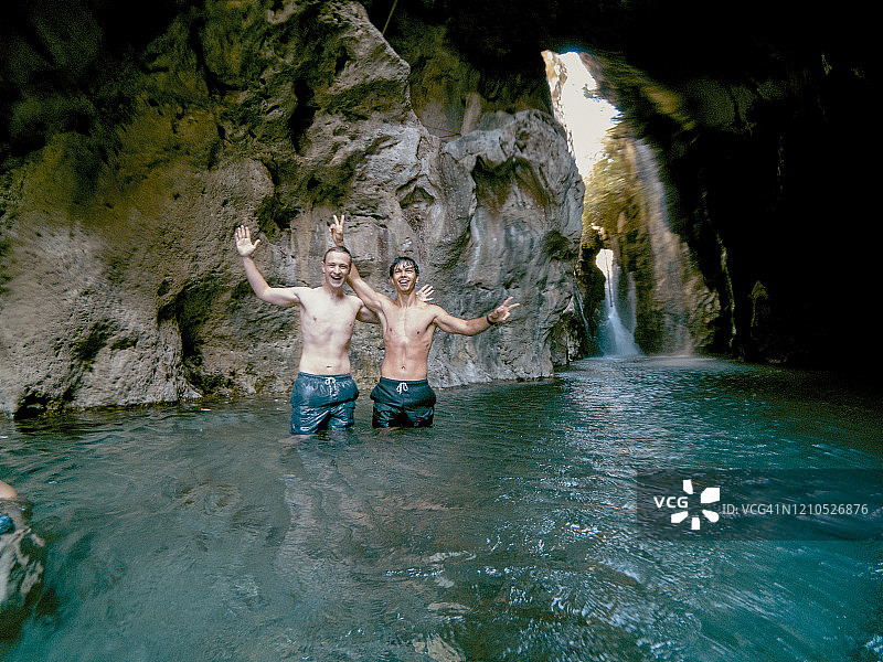 假期探索洞穴图片素材