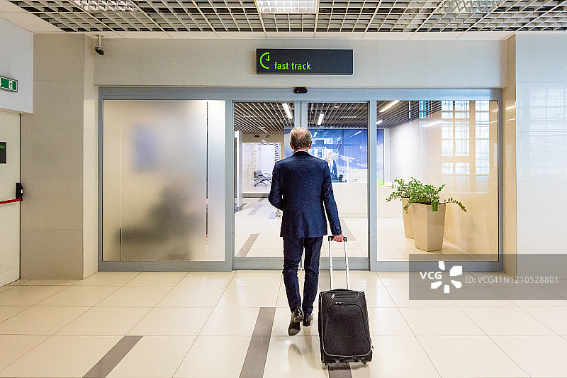 前往机场贵宾休息室的商人图片素材