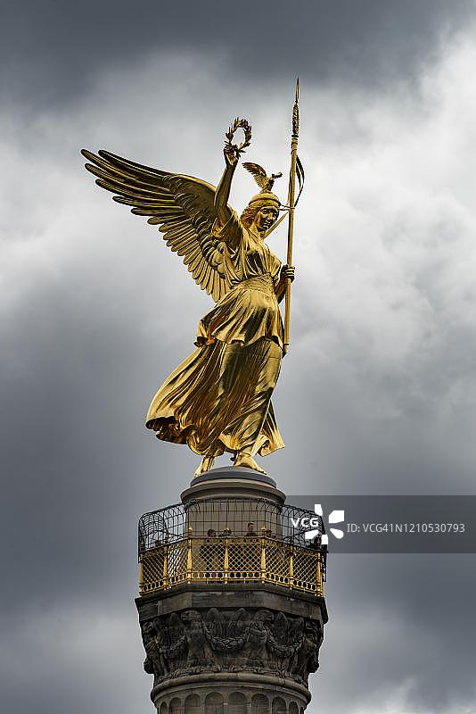 柏林胜利纪念柱上的维多利亚金色青铜雕塑，1873年图片素材