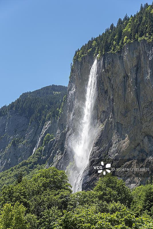 施陶巴赫瀑布从高高的岩壁上倾泻而下，位于瑞士劳特布伦嫩山谷图片素材