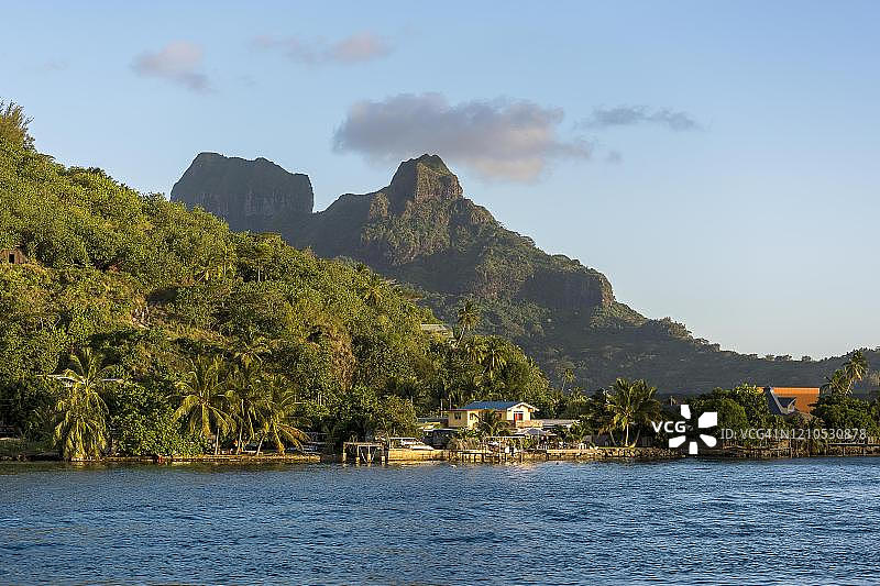 法属波利尼西亚波拉波拉岛，奥特马努火山泻湖上的居民区图片素材