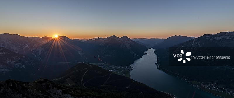 奥地利蒂罗尔州，从拜仁科夫看到的阿兴湖山脉全景日落图片素材