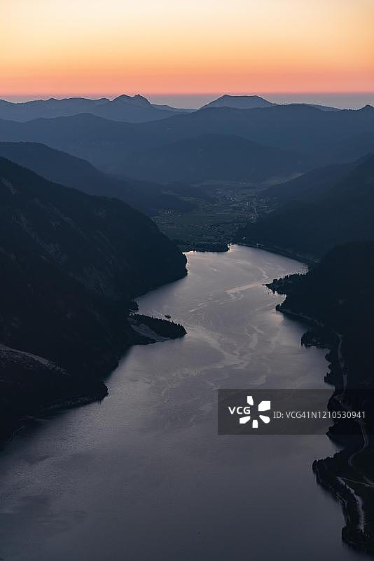 从拜伦科普夫看到的山脉全景,阿亨湖,左边是塞伯格峰和塞卡斯皮茨,右边是罗凡山脉,蒂罗尔州,奥地利图片素材