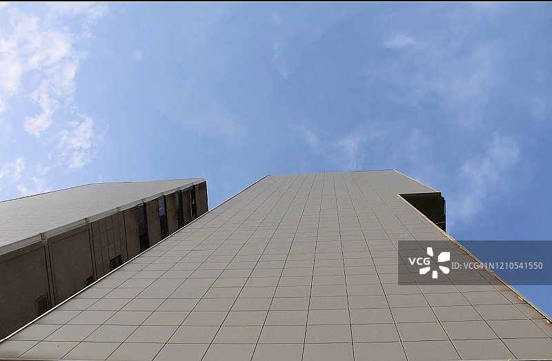 天空和方形柱状建筑结构图片素材