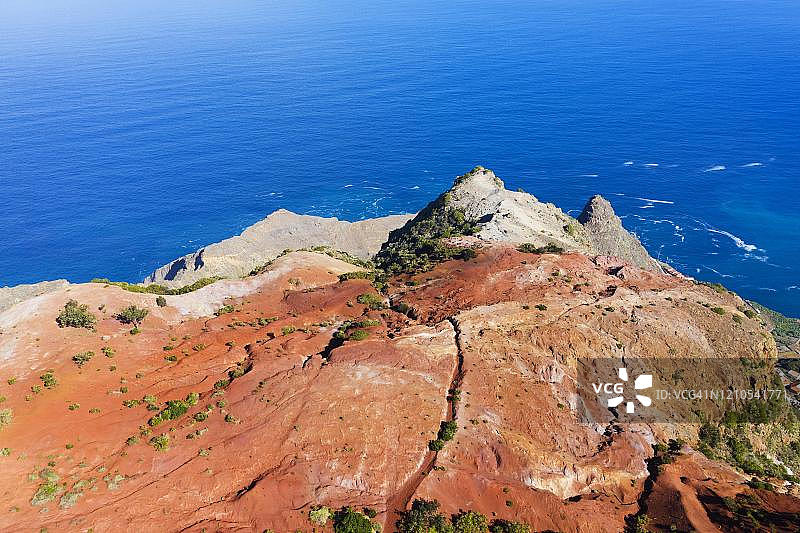 西班牙加那利群岛戈梅拉岛阿古洛附近，海岸边红色土壤的侵蚀山坡图片素材