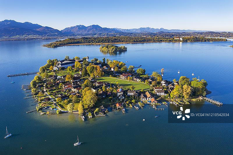 基姆湖弗劳恩岛航拍，远处是克劳特insel和海伦岛，德国巴伐利亚图片素材