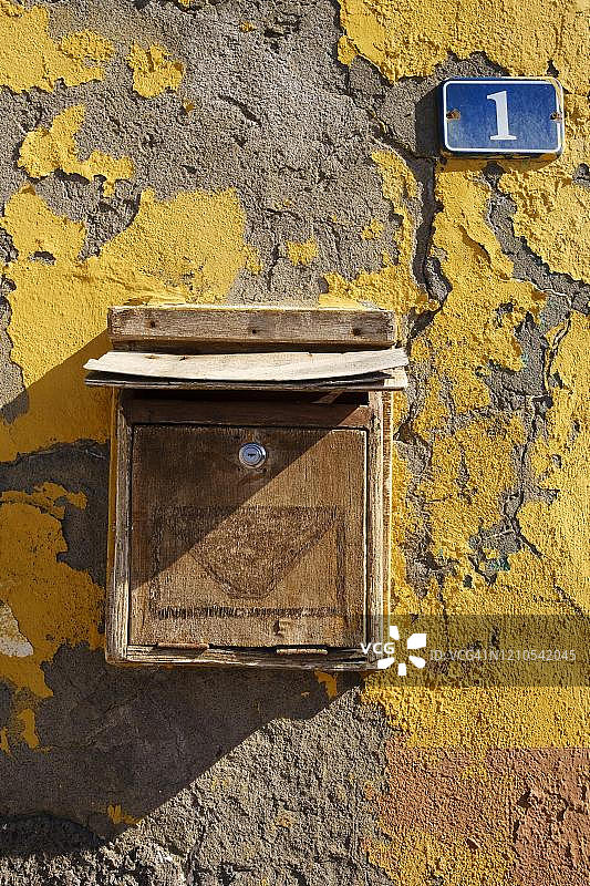 木制邮箱，房屋墙壁上的门牌号为1图片素材