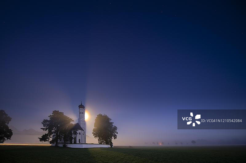 菲森圣科洛曼教堂蓝色时刻满月景观，德国巴伐利亚士瓦本图片素材