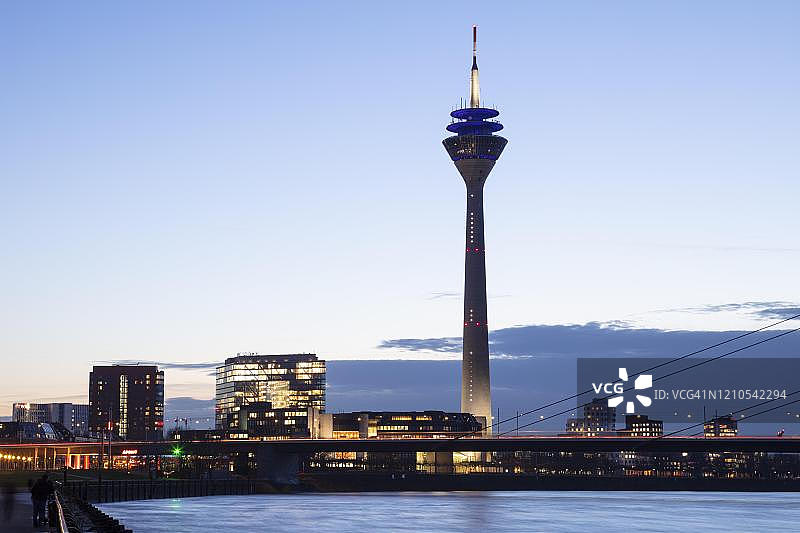 杜塞尔多夫莱茵河与莱茵塔黄昏图片素材