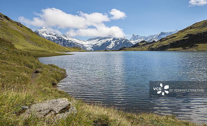 格林德瓦巴哈尔普湖，舍雷克峰和芬斯特拉尔峰图片素材
