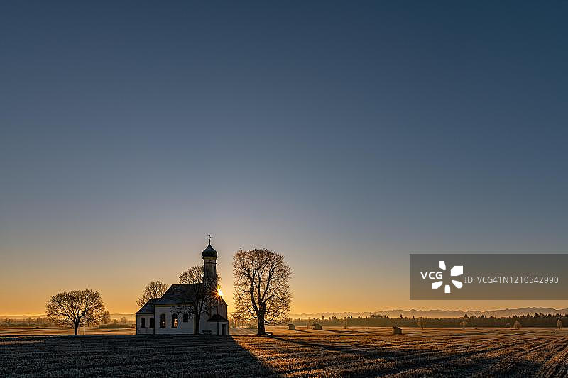 德国巴伐利亚州莱斯廷：晨曦中的圣约翰教堂图片素材
