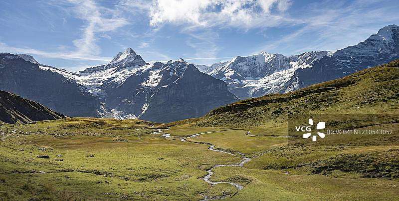 瑞士格林德瓦，雪山下的蜿蜒河流图片素材