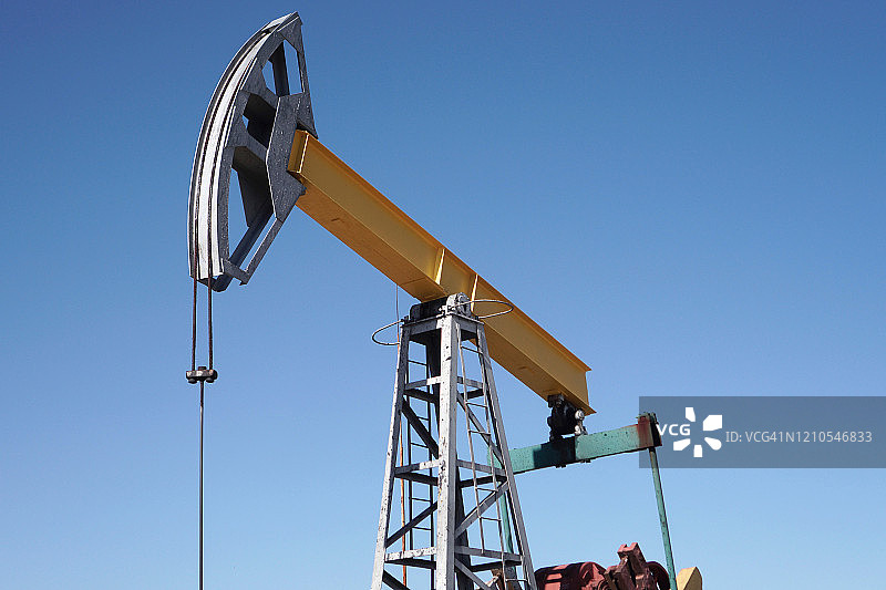 蓝天下的石油抽油机图片素材