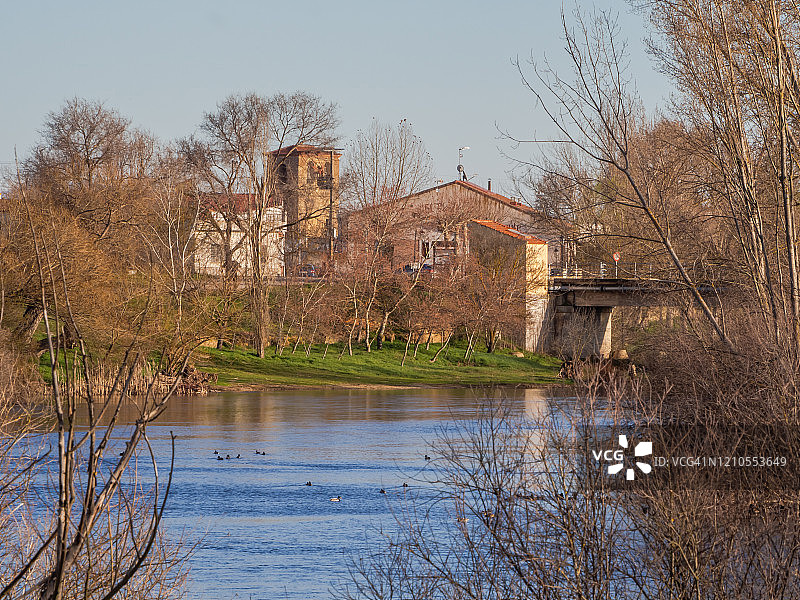 冬季河流与村庄的景色图片素材