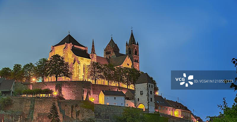 德国巴登-符腾堡州布赖萨赫莱茵河畔，彩色灯光下的圣斯蒂芬大教堂图片素材