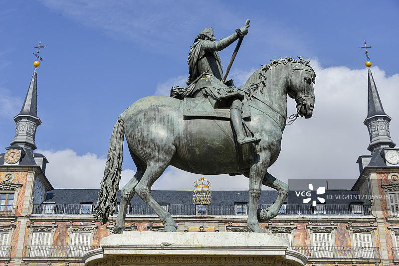 西班牙马德里马约尔广场的国王腓力三世雕像图片素材