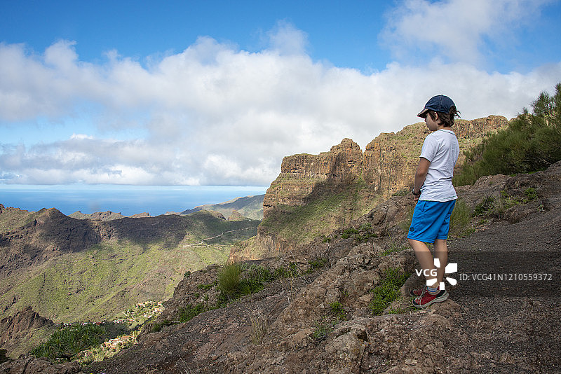 看着通往西班牙特内里费岛马斯卡道路的小男孩图片素材