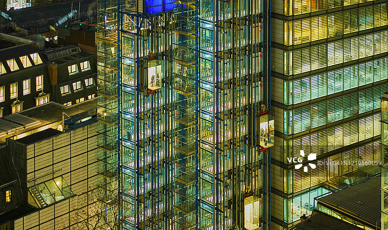 办公楼侧面的玻璃电梯图片素材