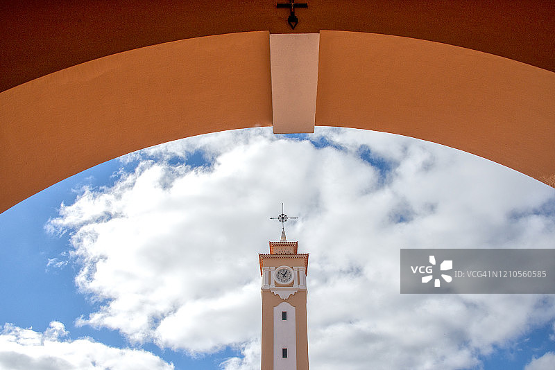 西班牙圣克鲁斯-德特内里费：非洲圣母拉雷科瓦市集钟楼图片素材
