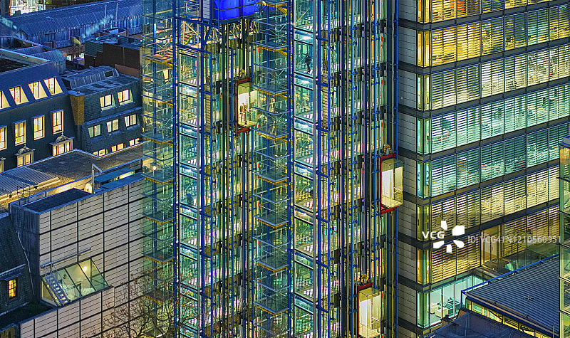 办公楼侧面的玻璃电梯图片素材