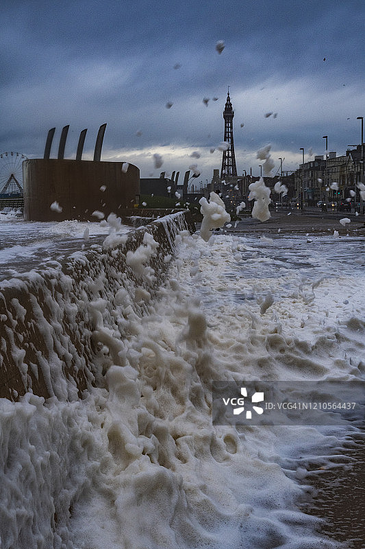暴风雨袭击布莱克浦，巨浪滔天图片素材