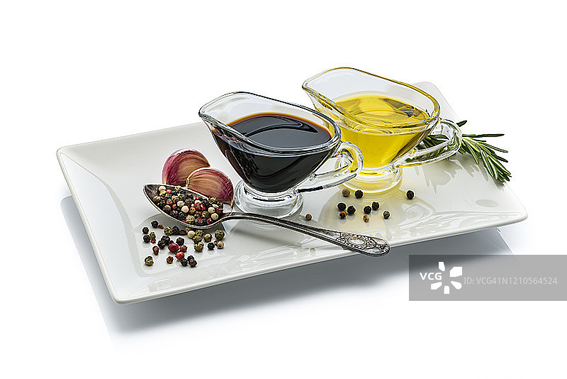 橄榄油和香醋在白色反光背景上图片素材