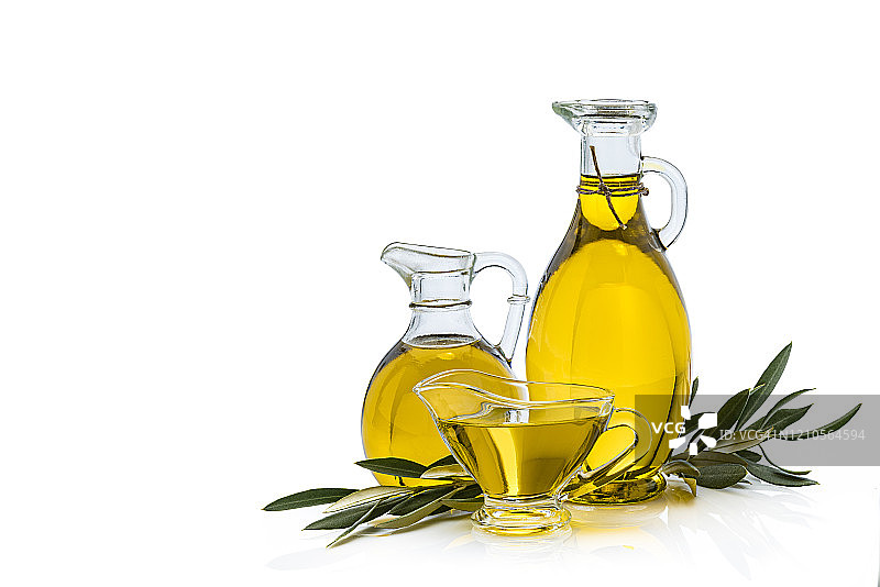 白色背景上的三个橄榄油容器图片素材
