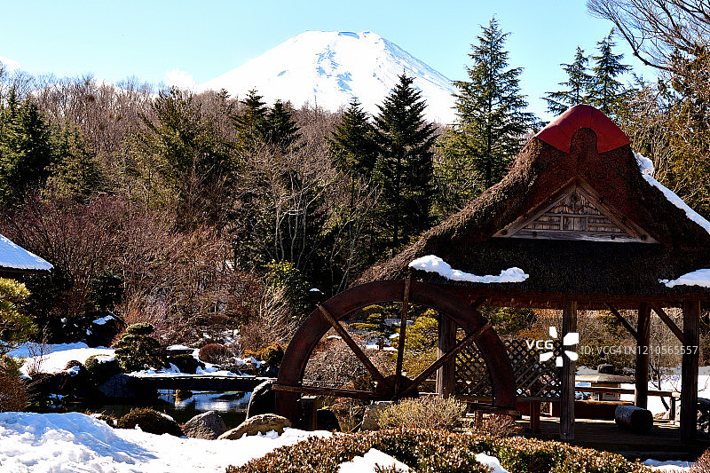 冬季的富士山：从山梨县忍野村眺望图片素材