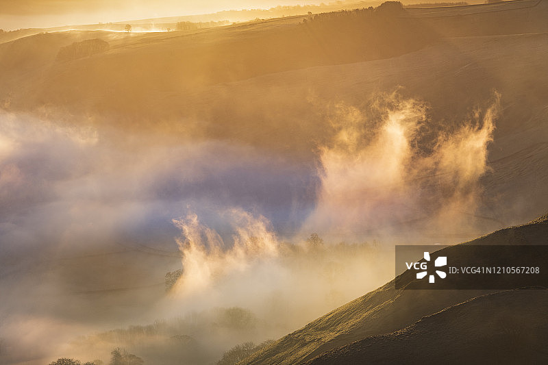 德比郡卡斯尔顿霍普谷的雾蒙蒙的日出，英国峰区图片素材